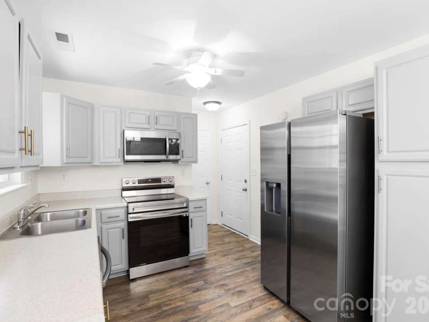 140 Thea Lane, Fletcher, NC 28732.  MLS# CAR4374845, YatesRealty ID 23837. Easy access to the kitchen through the garage.