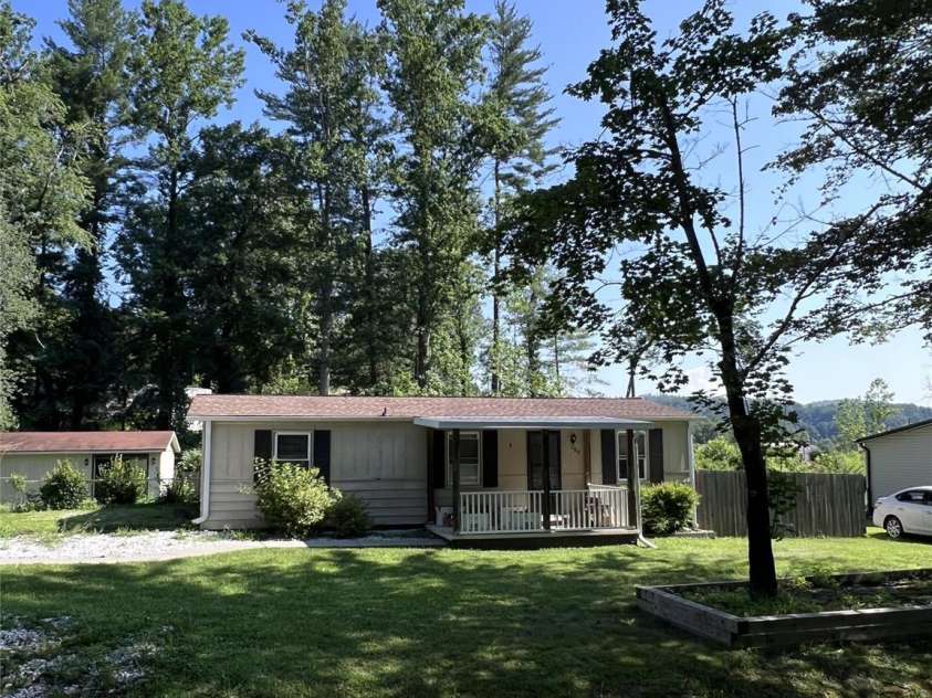 150 Piney Ridge Drive, Hendersonville, NC 28791.  MLS# CAR4277267, YatesRealty ID 23837. 