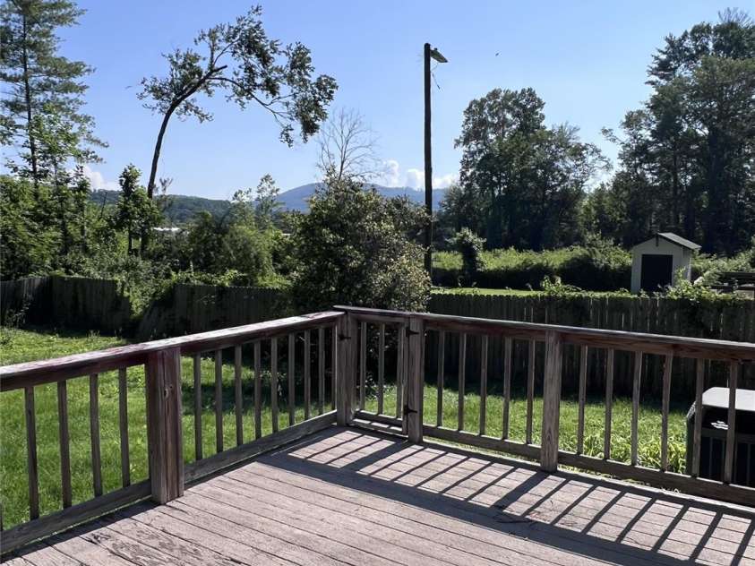 150 Piney Ridge Drive, Hendersonville, NC 28791.  MLS# CAR4277267, YatesRealty ID 23837. 