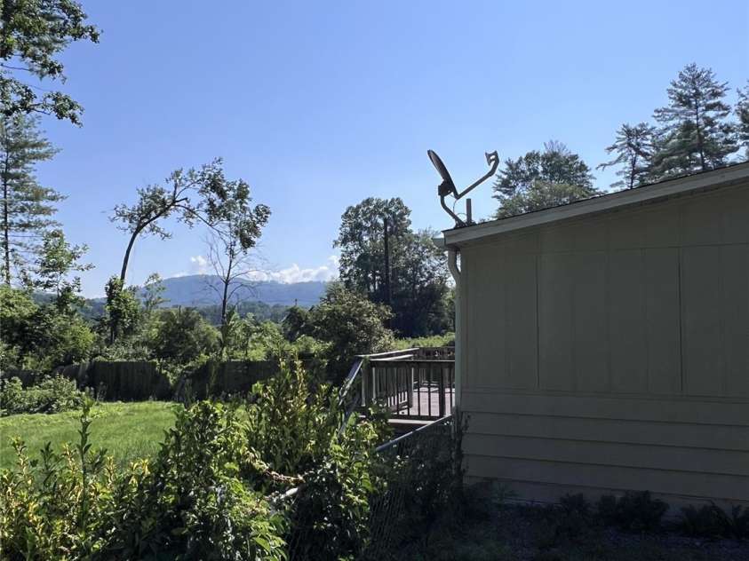 150 Piney Ridge Drive, Hendersonville, NC 28791.  MLS# CAR4277267, YatesRealty ID 23837. 