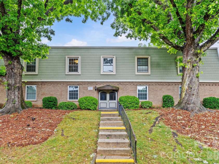 2604 Park Road, Charlotte, NC 28209.  MLS# CAR4374921, YatesRealty ID 23838. 