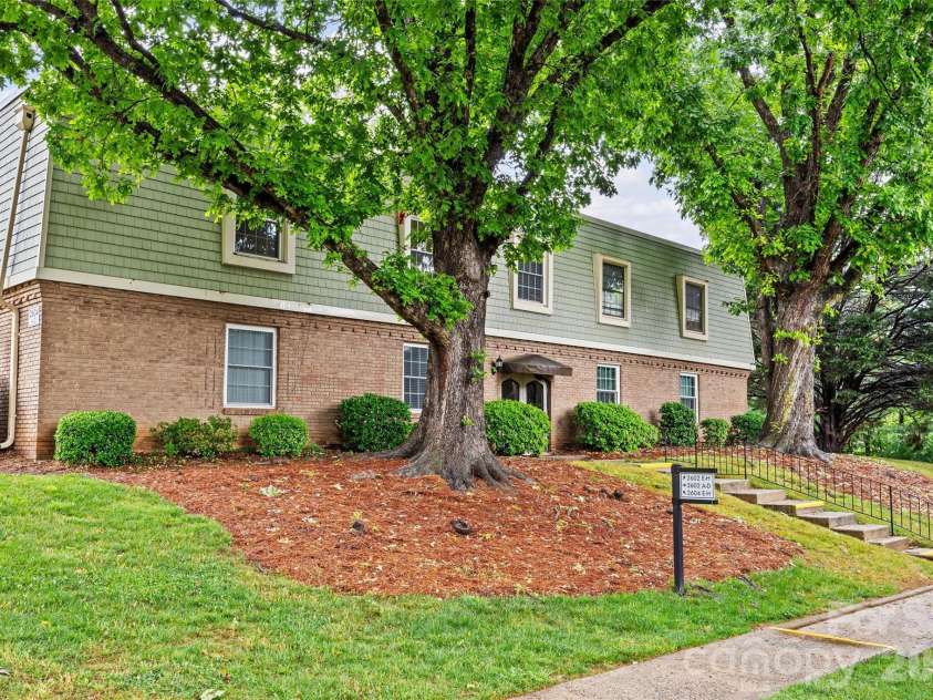 2604 Park Road, Charlotte, NC 28209.  MLS# CAR4374921, YatesRealty ID 23838. 