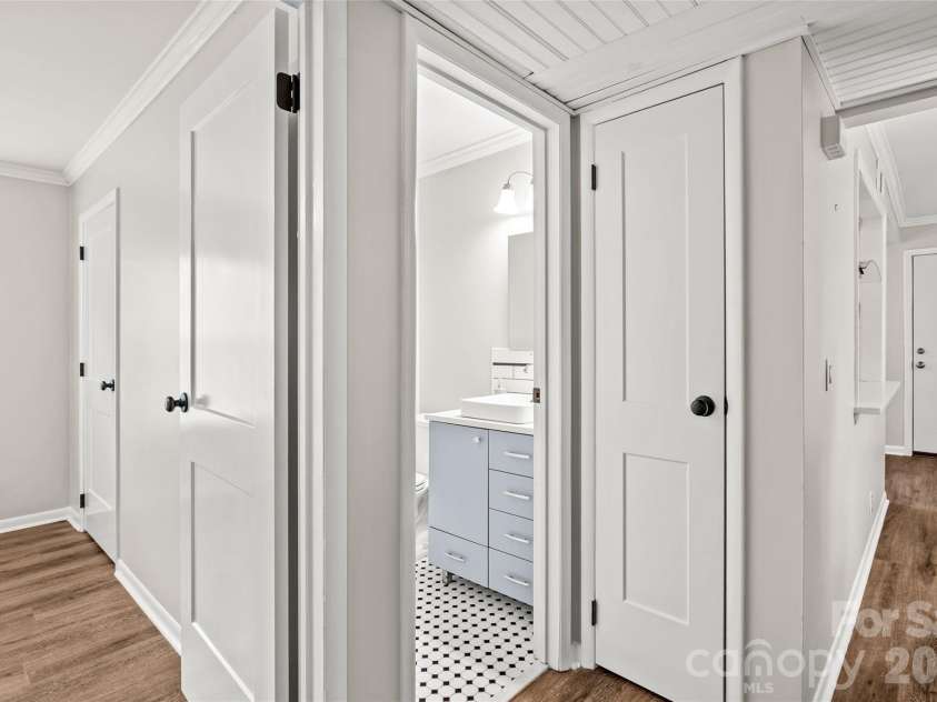 2604 Park Road, Charlotte, NC 28209.  MLS# CAR4374921, YatesRealty ID 23838. 