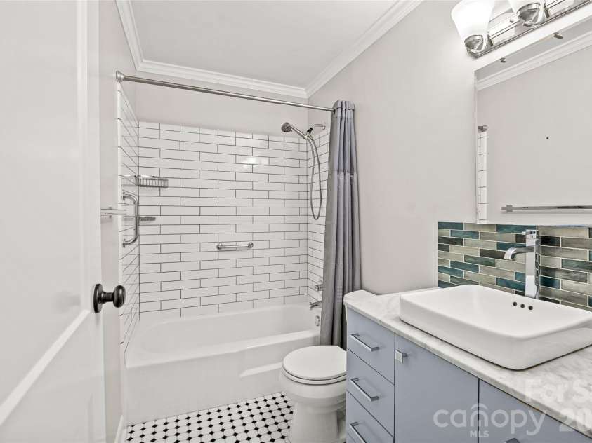 2604 Park Road, Charlotte, NC 28209.  MLS# CAR4374921, YatesRealty ID 23838. 