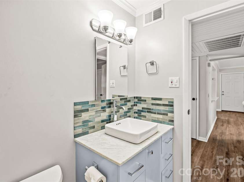 2604 Park Road, Charlotte, NC 28209.  MLS# CAR4374921, YatesRealty ID 23838. 