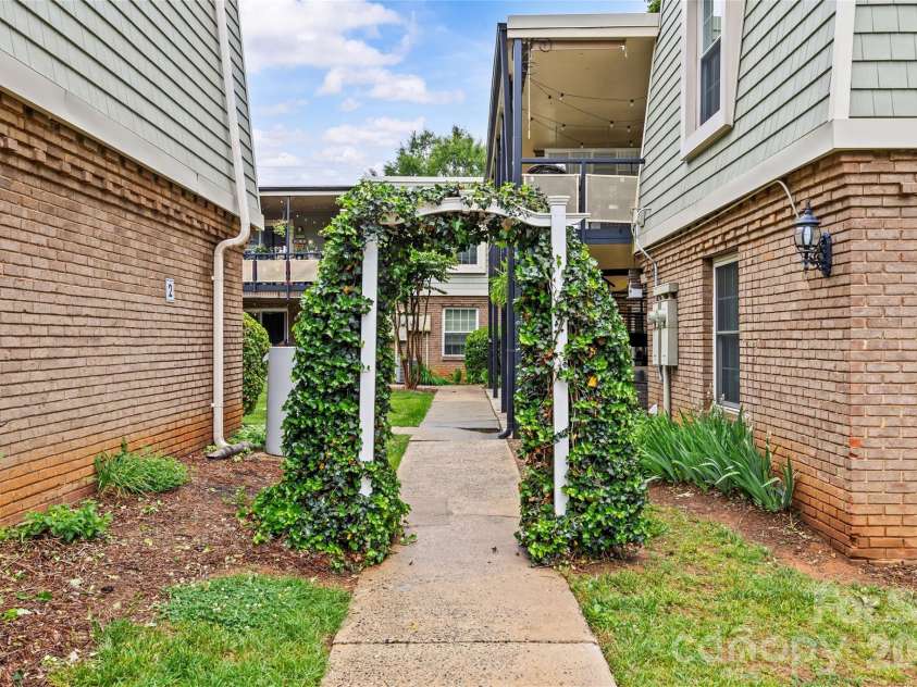 2604 Park Road, Charlotte, NC 28209.  MLS# CAR4374921, YatesRealty ID 23838. 
