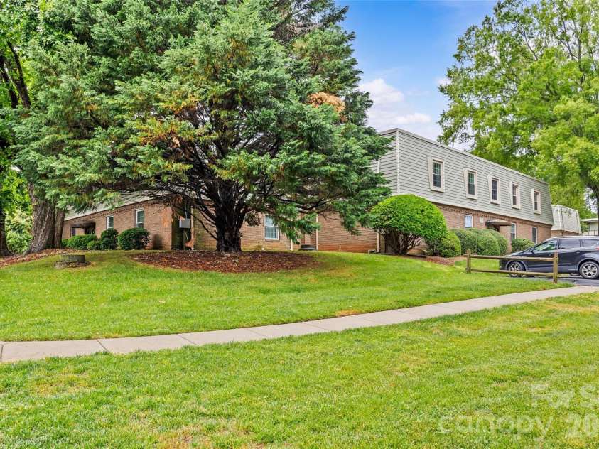 2604 Park Road, Charlotte, NC 28209.  MLS# CAR4374921, YatesRealty ID 23838. 