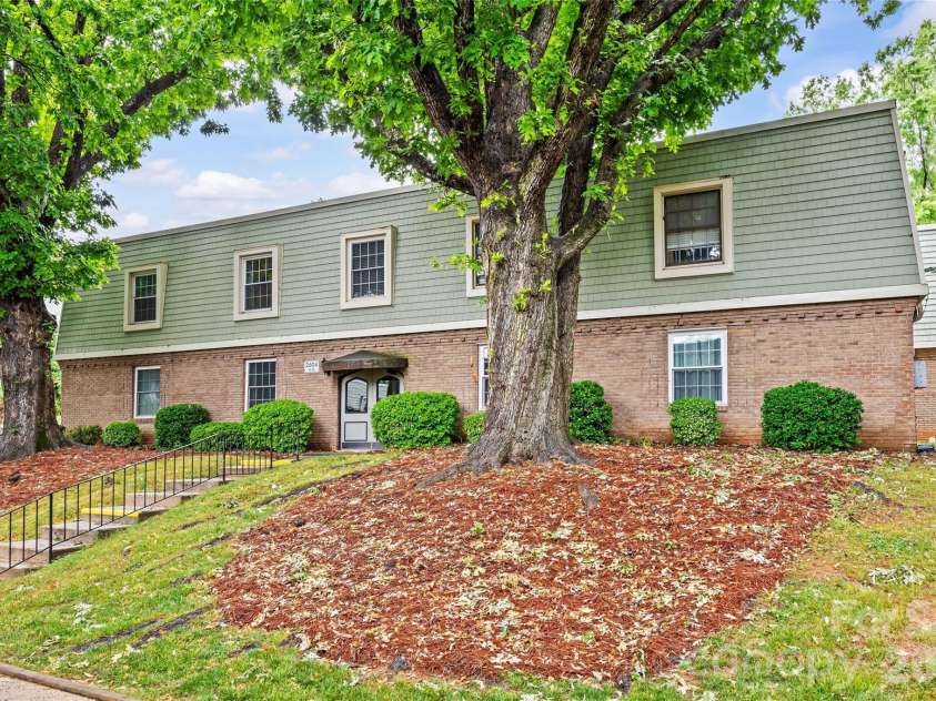 2604 Park Road, Charlotte, NC 28209.  MLS# CAR4374921, YatesRealty ID 23838. 