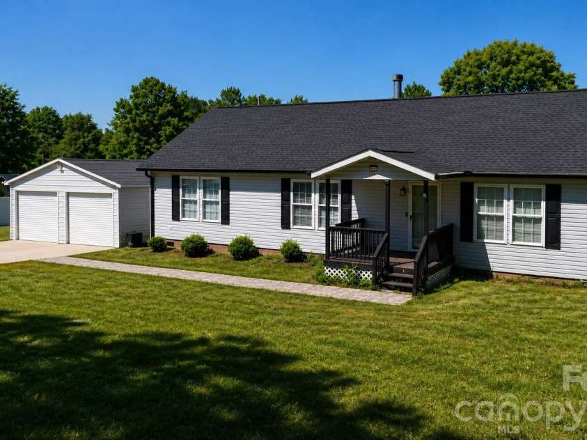 205 Moss Drive, Concord, NC 28027.  MLS# CAR4382397, YatesRealty ID 23839. 