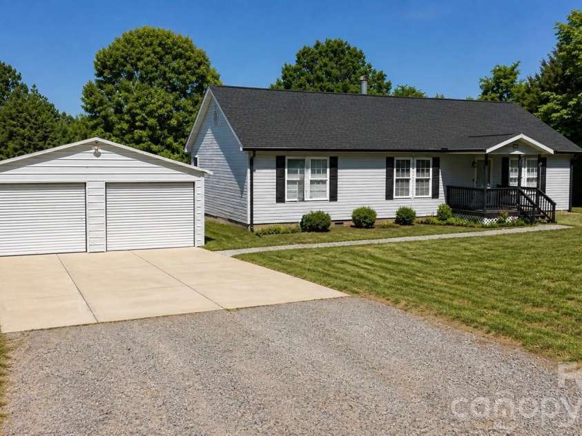 205 Moss Drive, Concord, NC 28027.  MLS# CAR4382397, YatesRealty ID 23839. 