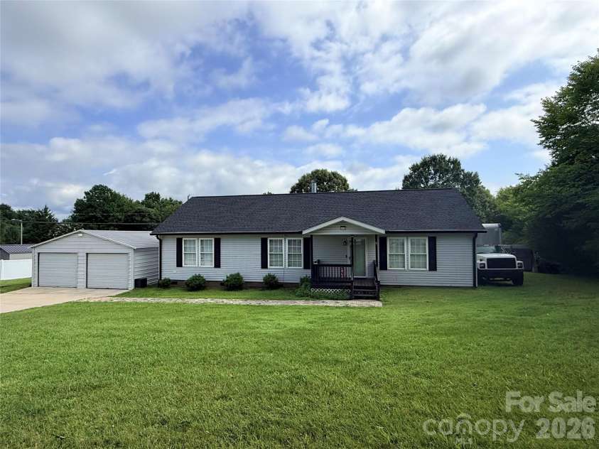 205 Moss Drive, Concord, NC 28027.  MLS# CAR4382397, YatesRealty ID 23839. 