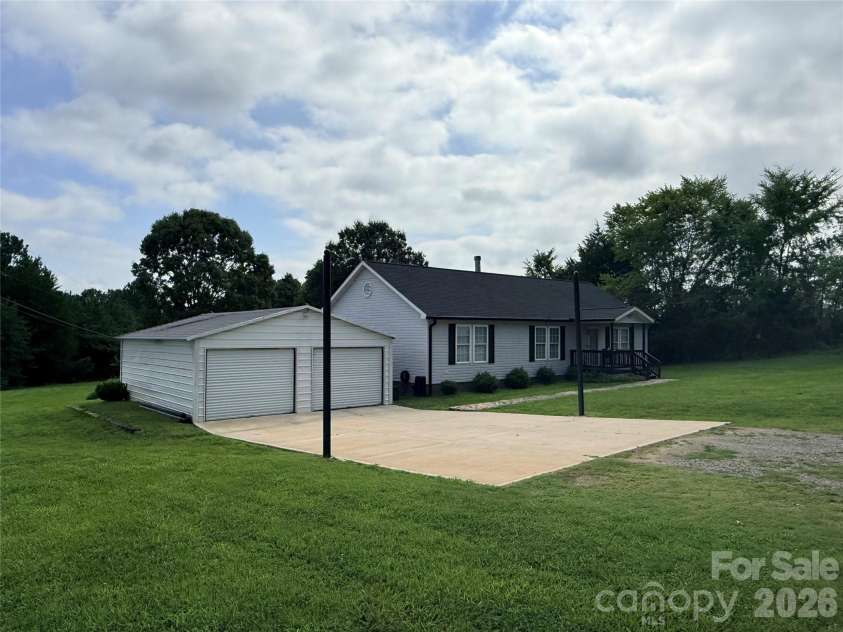 205 Moss Drive, Concord, NC 28027.  MLS# CAR4382397, YatesRealty ID 23839. 