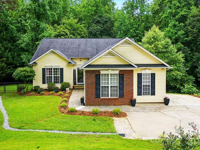 2745 Stockwood Drive, Gastonia, NC 28056.  MLS# CAR4253983, YatesRealty ID 23845. 