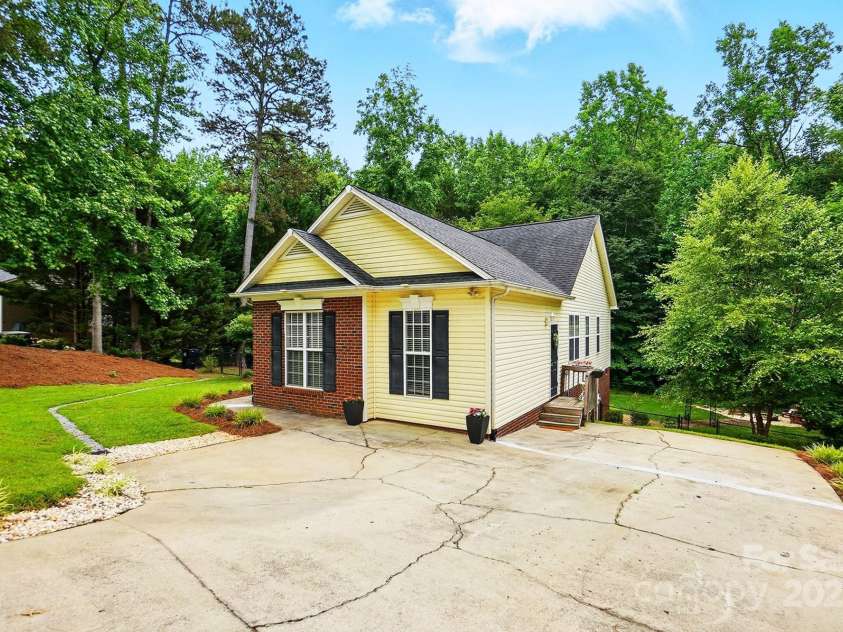 2745 Stockwood Drive, Gastonia, NC 28056.  MLS# CAR4253983, YatesRealty ID 23845. 