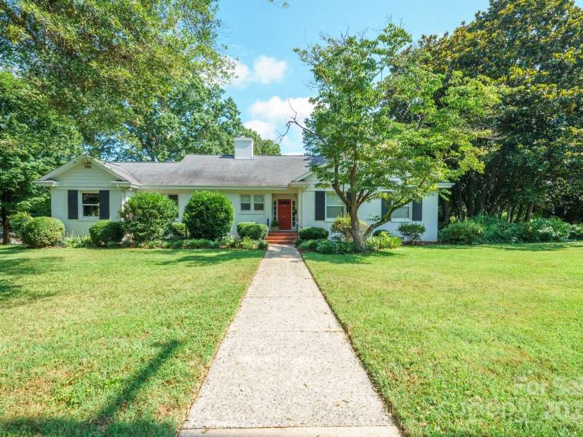 630 4th Avenue, Hickory, NC 28601.  MLS# CAR4277457, YatesRealty ID 23846. 