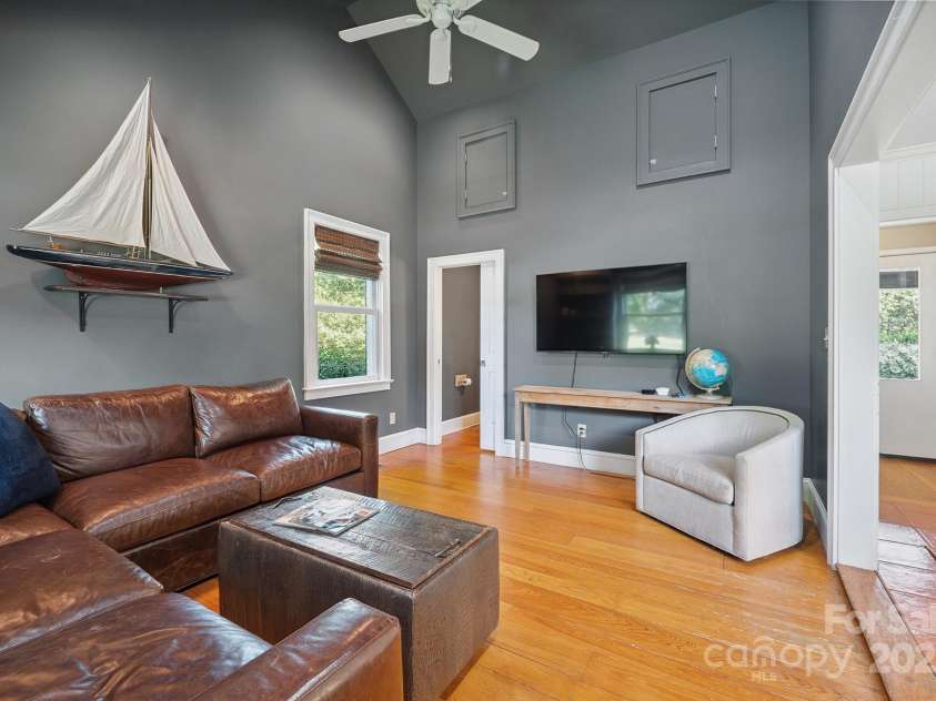 630 4th Avenue, Hickory, NC 28601.  MLS# CAR4277457, YatesRealty ID 23846. 