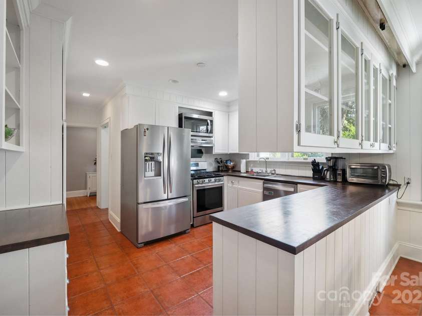 630 4th Avenue, Hickory, NC 28601.  MLS# CAR4277457, YatesRealty ID 23846. 