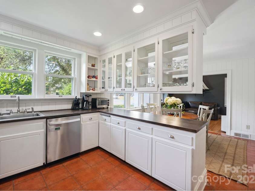 630 4th Avenue, Hickory, NC 28601.  MLS# CAR4277457, YatesRealty ID 23846. 