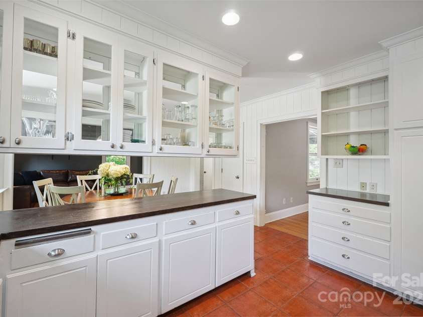 630 4th Avenue, Hickory, NC 28601.  MLS# CAR4277457, YatesRealty ID 23846. 