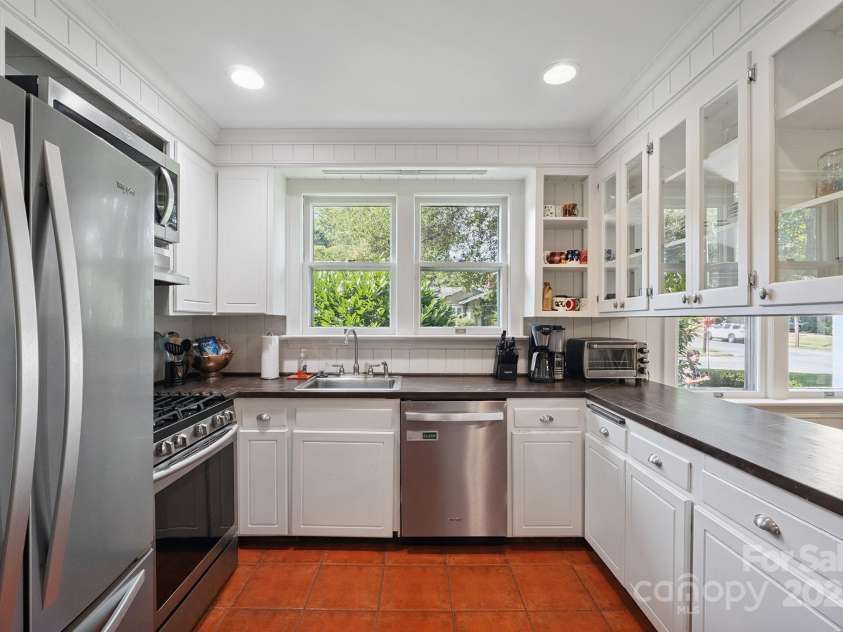 630 4th Avenue, Hickory, NC 28601.  MLS# CAR4277457, YatesRealty ID 23846. 