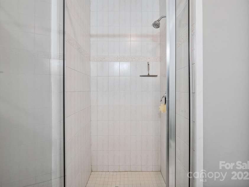 630 4th Avenue, Hickory, NC 28601.  MLS# CAR4277457, YatesRealty ID 23846. 