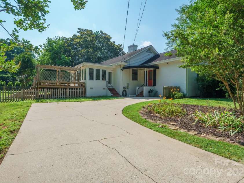 630 4th Avenue, Hickory, NC 28601.  MLS# CAR4277457, YatesRealty ID 23846. 