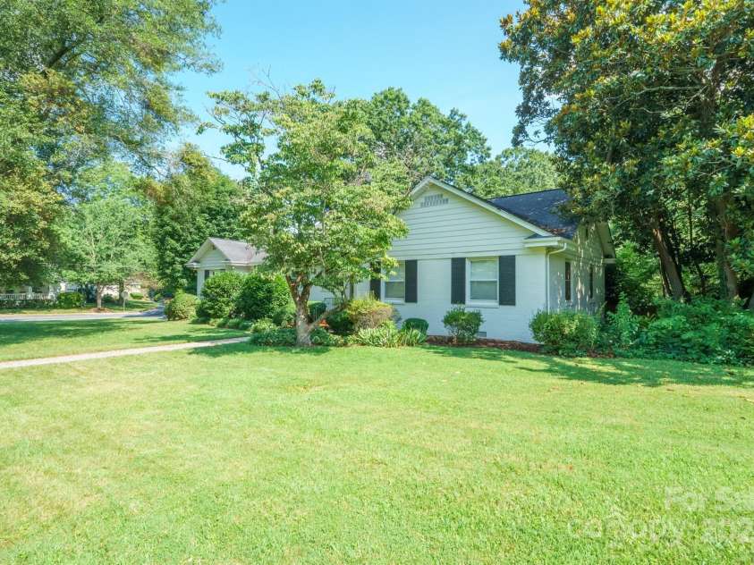 630 4th Avenue, Hickory, NC 28601.  MLS# CAR4277457, YatesRealty ID 23846. 
