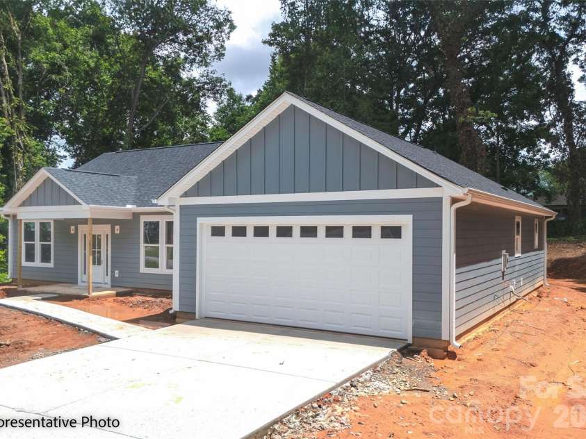 612 Central Drive, Statesville, NC 28677.  MLS# CAR4382134, YatesRealty ID 23852. 