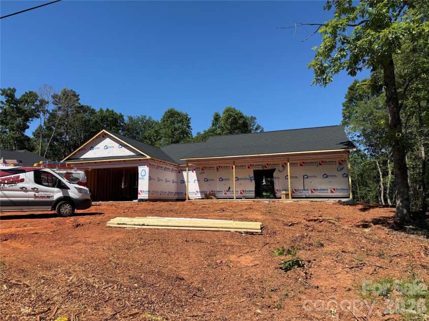 612 Central Drive, Statesville, NC 28677.  MLS# CAR4382134, YatesRealty ID 23852. 