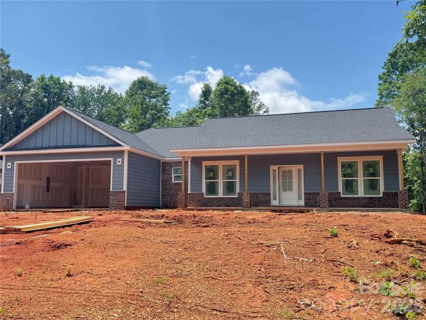 612 Central Drive, Statesville, NC 28677.  MLS# CAR4382134, YatesRealty ID 23852. 