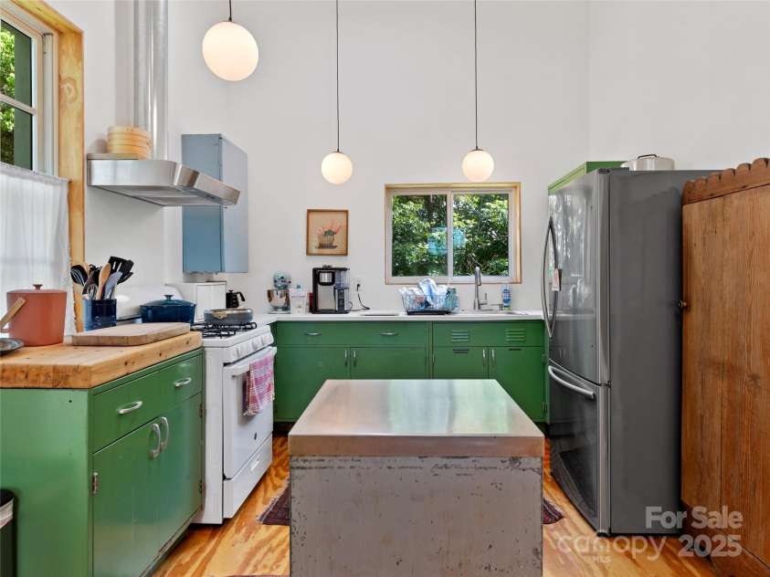 59 Alexander Road, Weaverville, NC 28787.  MLS# CAR4269115, YatesRealty ID 23853. 