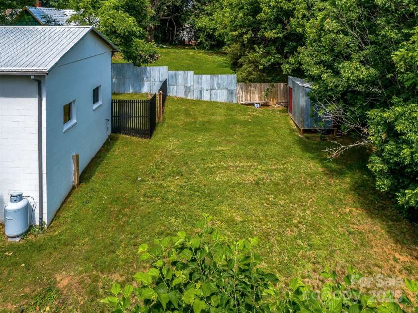 59 Alexander Road, Weaverville, NC 28787.  MLS# CAR4269115, YatesRealty ID 23853. 