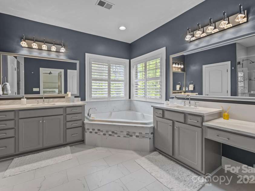 16522 Flintrock Falls Lane, Charlotte, NC 28278.  MLS# CAR4273951, YatesRealty ID 23858. 