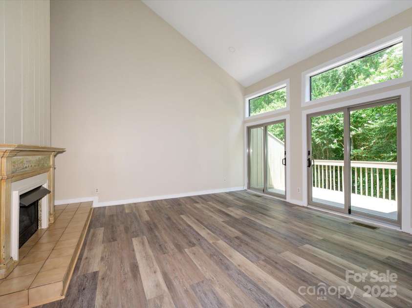 203 Riverview Terrace, Lake Wylie, SC 29710.  MLS# CAR4283761, YatesRealty ID 2386. Light filled open living with soaring ceilings Main Level
