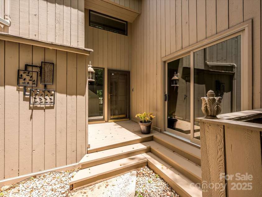 203 Riverview Terrace, Lake Wylie, SC 29710.  MLS# CAR4283761, YatesRealty ID 2386. Main Level Courtyard