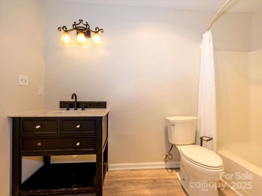 203 Riverview Terrace, Lake Wylie, SC 29710.  MLS# CAR4283761, YatesRealty ID 2386. Main Level Full Bath