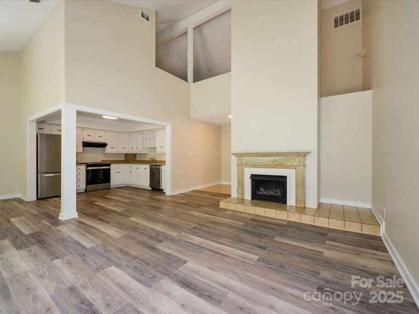 203 Riverview Terrace, Lake Wylie, SC 29710.  MLS# CAR4283761, YatesRealty ID 2386. Main Level Great Room