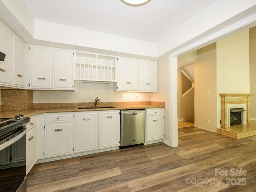 203 Riverview Terrace, Lake Wylie, SC 29710.  MLS# CAR4283761, YatesRealty ID 2386. Main Level Kitchen