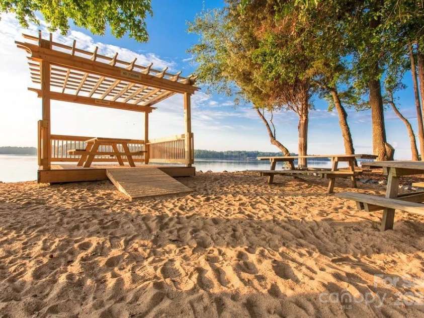 203 Riverview Terrace, Lake Wylie, SC 29710.  MLS# CAR4283761, YatesRealty ID 2386. Southpoint Beach Park