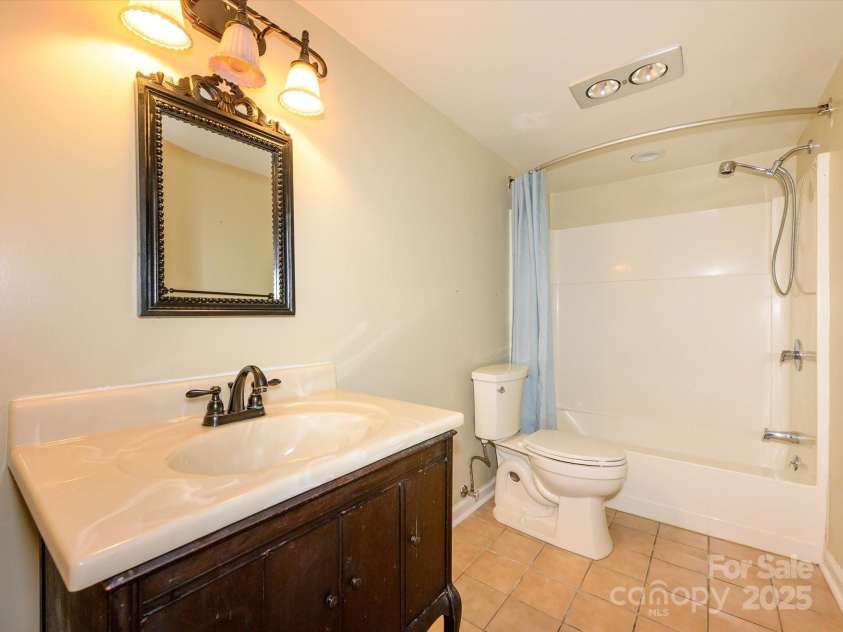 203 Riverview Terrace, Lake Wylie, SC 29710.  MLS# CAR4283761, YatesRealty ID 2386. Walkout Basement Level Full Bath