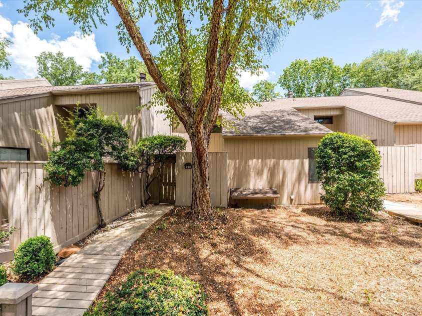 203 Riverview Terrace, Lake Wylie, SC 29710.  MLS# CAR4283761, YatesRealty ID 2386. Welcome Home!!