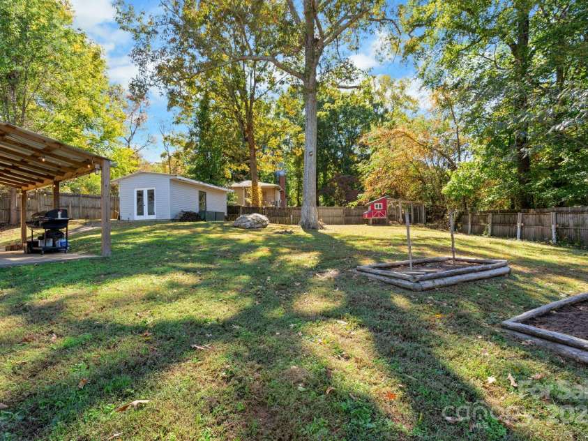 7 Diamond Hill Court, Greer, SC 29651.  MLS# CAR4317117, YatesRealty ID 2386. Garden beds for the green thumbs out there!