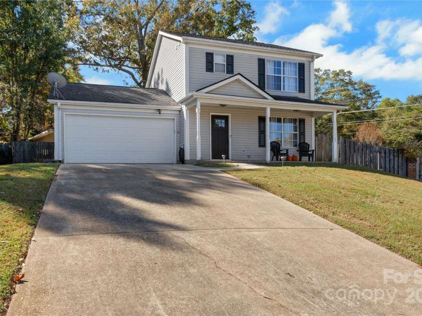 7 Diamond Hill Court, Greer, SC 29651.  MLS# CAR4317117, YatesRealty ID 2386. Lots of parking space