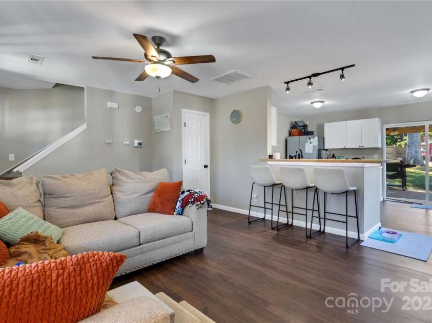 7 Diamond Hill Court, Greer, SC 29651.  MLS# CAR4317117, YatesRealty ID 2386. Open floor plan with lots of natural lighting