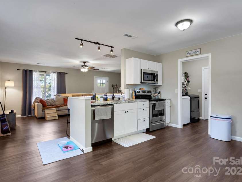 7 Diamond Hill Court, Greer, SC 29651.  MLS# CAR4317117, YatesRealty ID 2386. Sleek stainless steel appliances