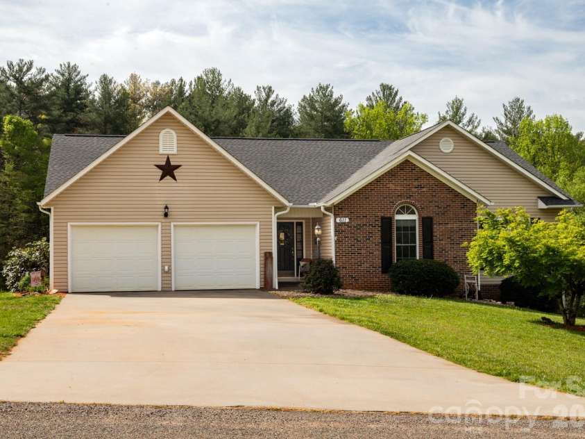611 Briar Creek Drive, North Wilkesboro, NC 28659.  MLS# CAR4371403, YatesRealty ID 23860. 