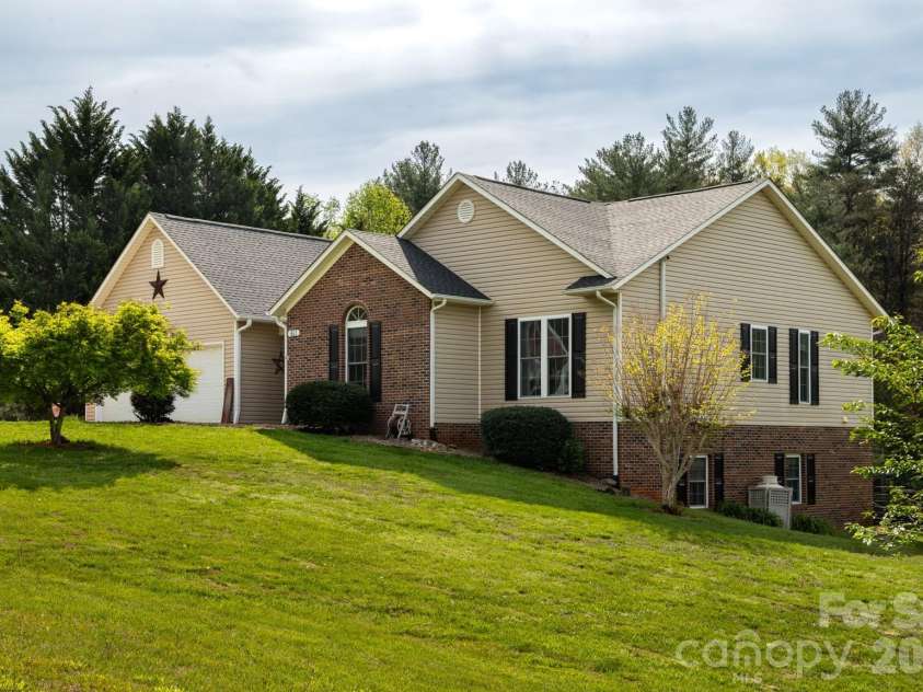 611 Briar Creek Drive, North Wilkesboro, NC 28659.  MLS# CAR4371403, YatesRealty ID 23860. 