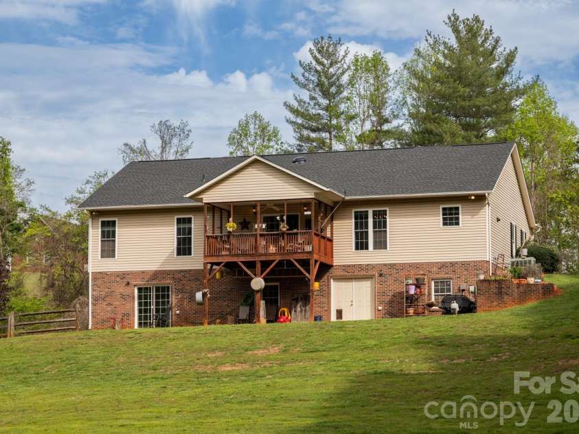 611 Briar Creek Drive, North Wilkesboro, NC 28659.  MLS# CAR4371403, YatesRealty ID 23860. 