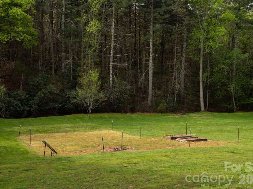 611 Briar Creek Drive, North Wilkesboro, NC 28659.  MLS# CAR4371403, YatesRealty ID 23860. 