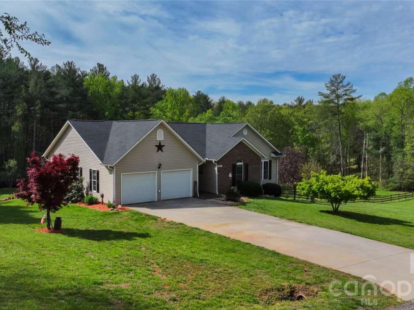 611 Briar Creek Drive, North Wilkesboro, NC 28659.  MLS# CAR4371403, YatesRealty ID 23860. 